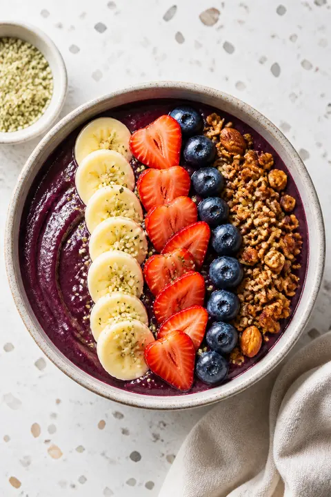Açaí Bowl with Berries, Banana and Granola